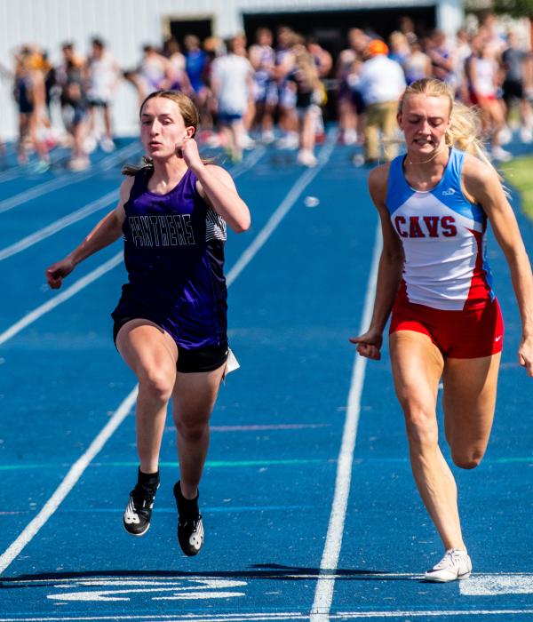 DV’s Emma Honner is a state qualifier in the 100m and 200m. She is seen here running at Elk Point on May 16. Photos by Peterman Sports Photography • stevepeterman5@gmail.com